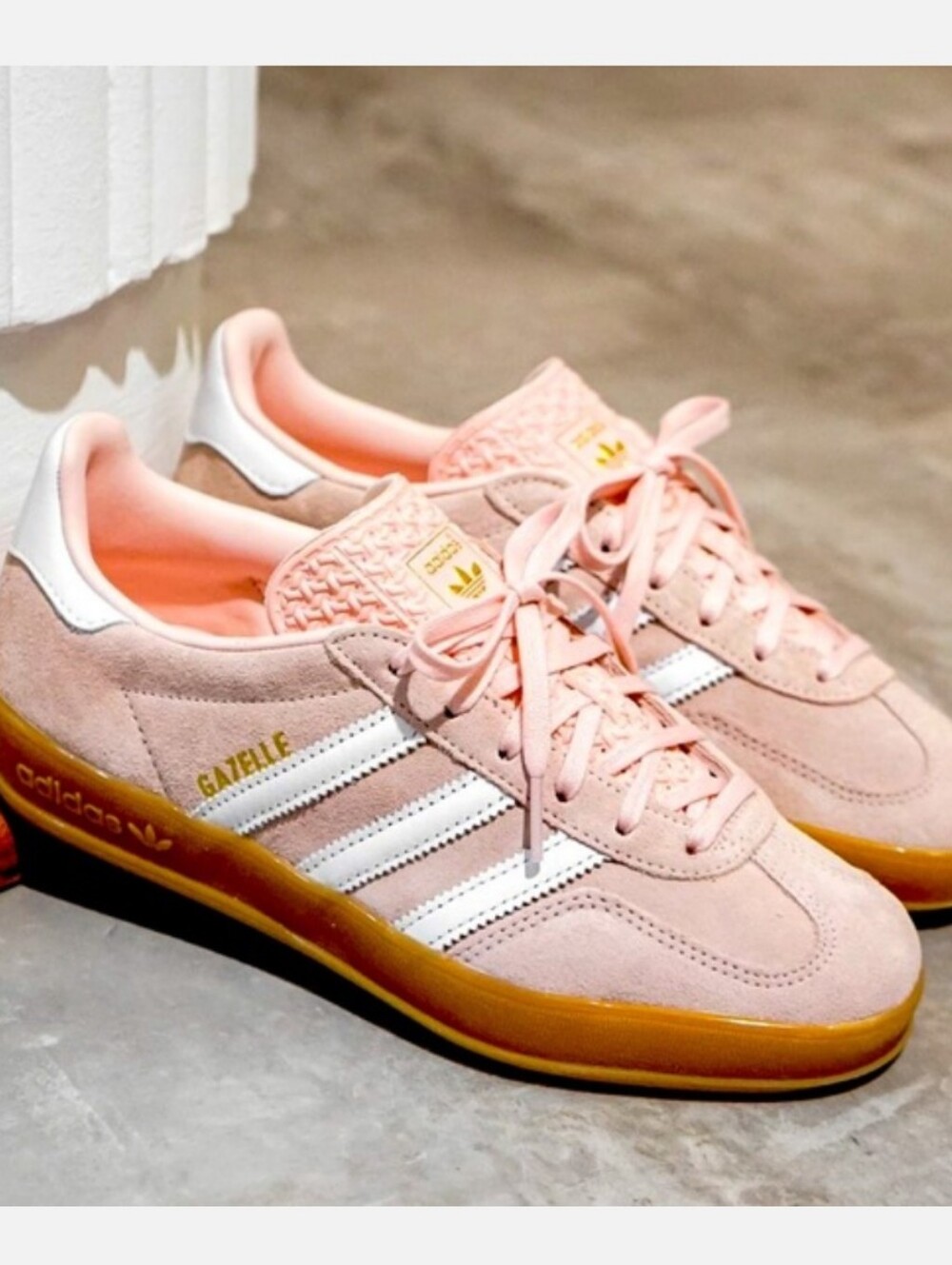 Adidas Gazelle Indoor shoes in the Sandy Pink / Cloud White / Gum